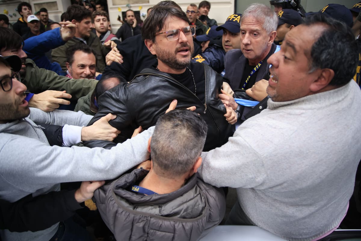 Juan Grabois, al ser detenido por la toma del Instituto Perón, en junio pasado