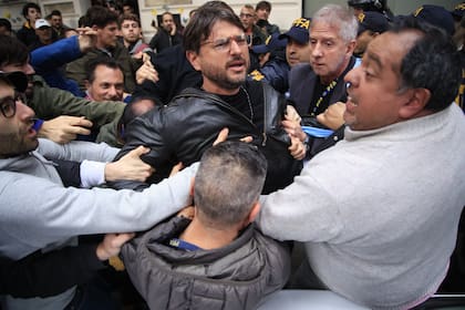 Juan Grabois, al ser detenido por la toma del Instituto Perón, en junio pasado