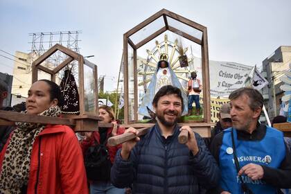 Juan Grabois, en la marcha, con la imagen de la Virgen de Luján