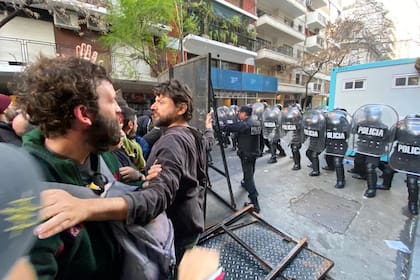 Juan Grabois en la zona del vallado durante la manifestación en apoyo a la vicepresidenta Cristina Fernández de Kirchner.