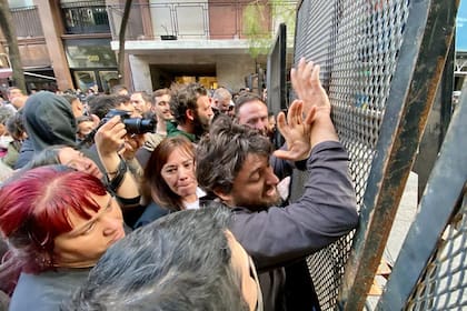 Juan Grabois, junto a un grupo de manifestantes, contra el vallado en las inmediaciones del domicilio de Cristina Kirchner