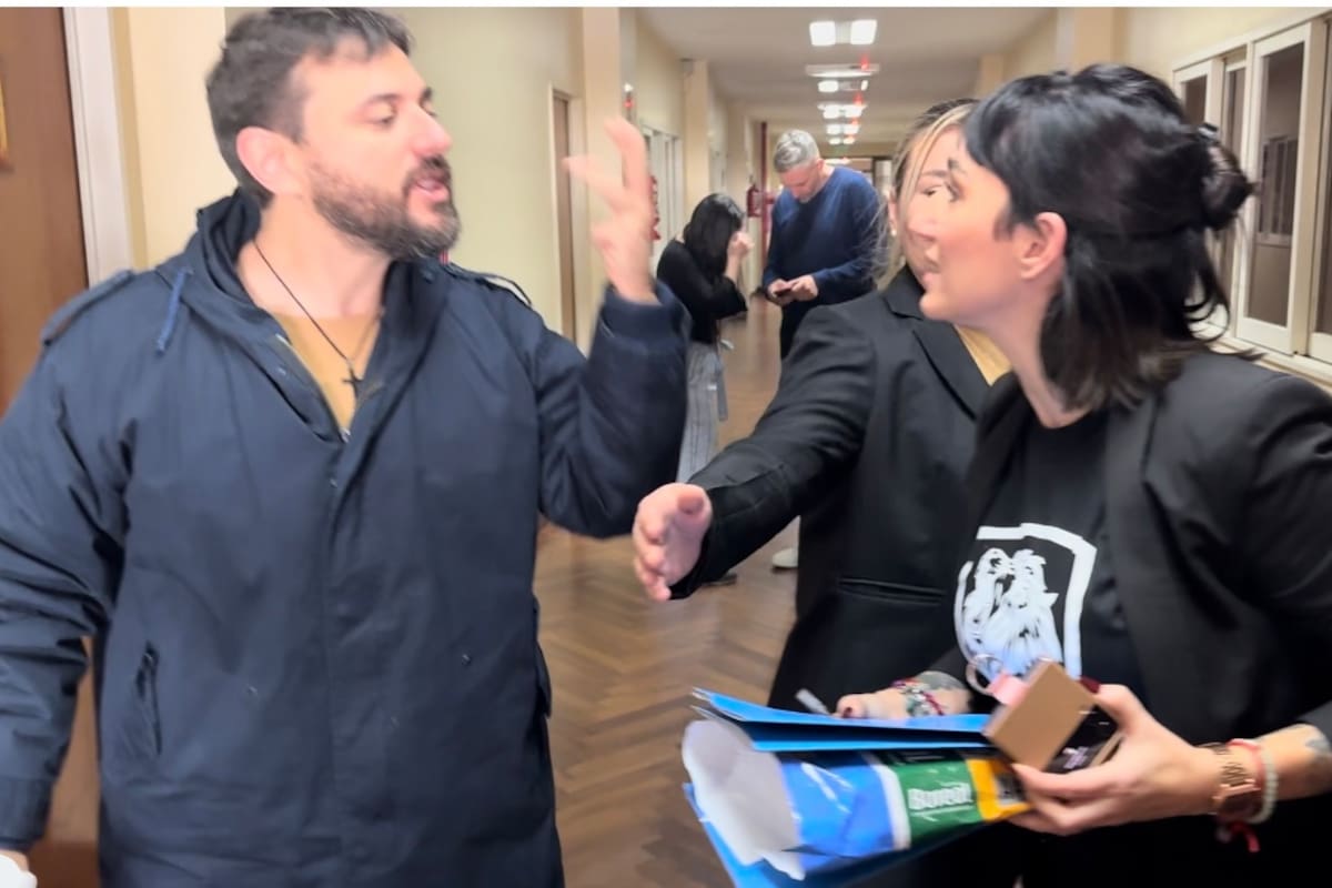 Juan Grabois y Leila Gianni, en el pasillo del segundo piso de los tribunales federales de Comodoro Py 2002, en el barrio porteño de Retiro