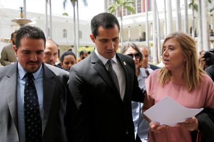 Juan Guaidó, ayer, llega a la Asamblea Nacional, controlada por la oposición