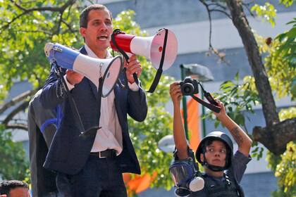 Juan Guaidó habla para sus seguidores