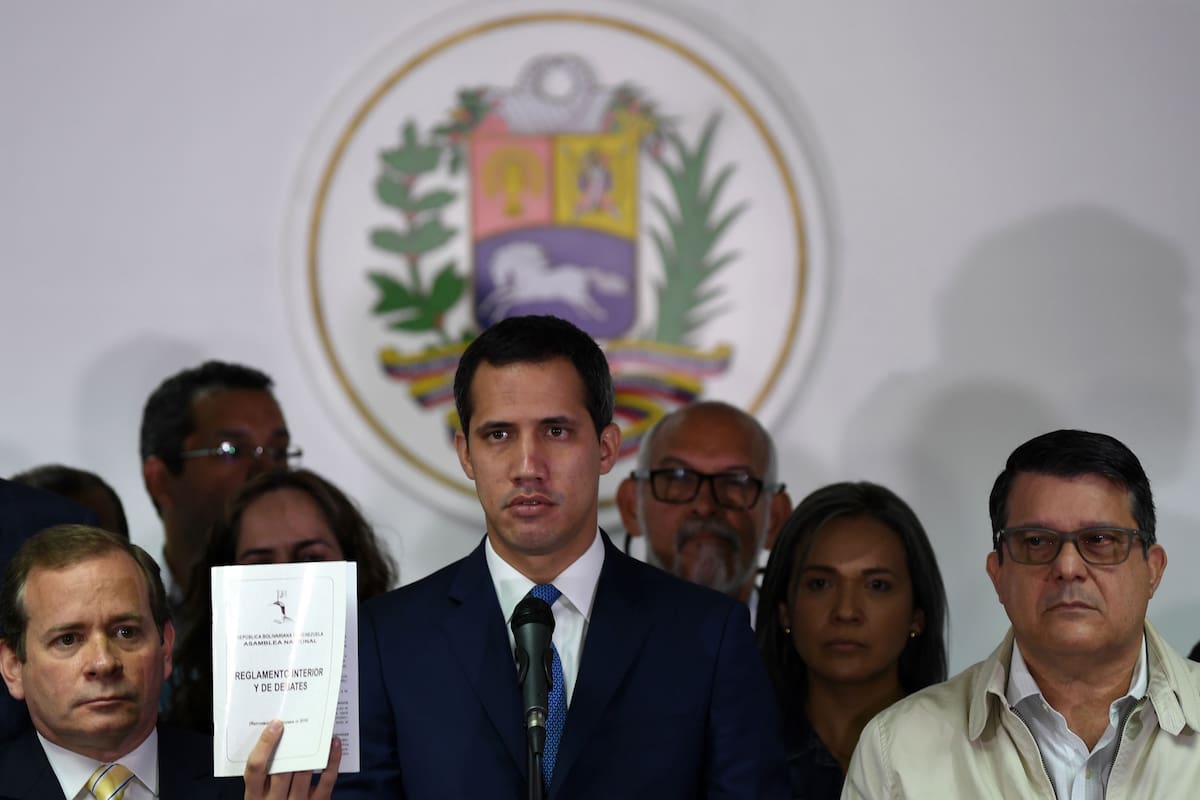Juan Guaidó muestra en una conferencia de prensa el reglamento de debates parlamentarios, incumplido en la sesión de anteayer