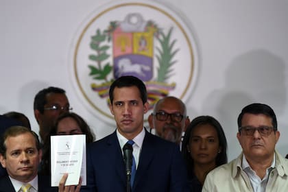 Juan Guaidó muestra en una conferencia de prensa el reglamento de debates parlamentarios, incumplido en la sesión de anteayer