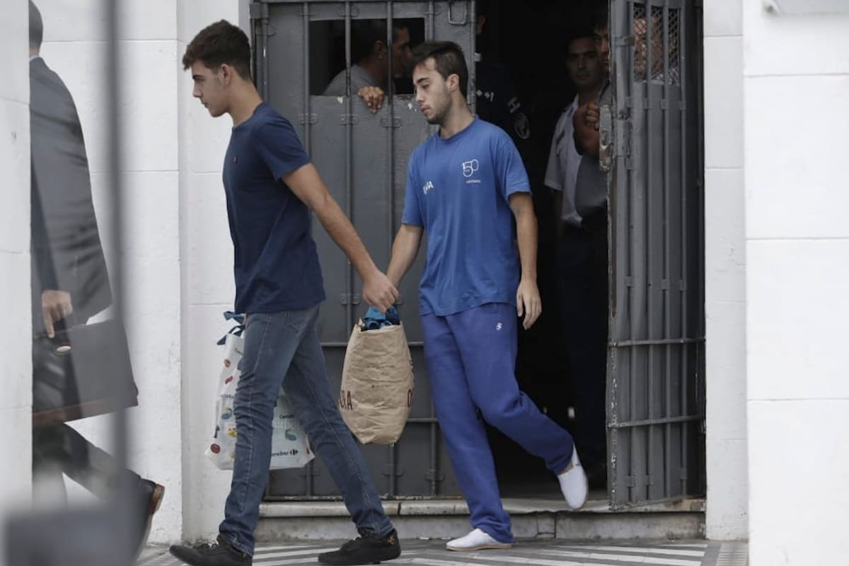 Juan Guarino y Alejo Milanesi se retiran del penal de Dolores