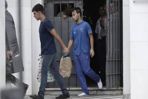 Juan Guarino y Alejo Milanesi se retiran del penal de Dolores