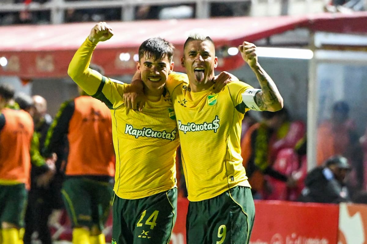 Juan Gutiérrez y Leandro Fernández celebran, como Defensa y Justicia festeja que, con su 2-0 a Unión en Santa Fe, sea el escolta de Instituto en la zona A del torneo Clausura.