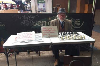 Juan Hernández ofrece sus clases en la Vega Central de Chile