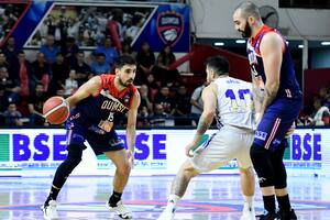 Juan Ignacio Brussino conduce frente al base de Boca, Franco Balbi, con ayuda de Fabián Ramírez Barrios en la cortina; Quimsa fue mejor en el primer capítulo de la final de la Liga Nacional de Básquetbol.
