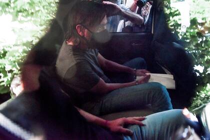 Juan Ignacio Buzali es trasladado luego de declarar.