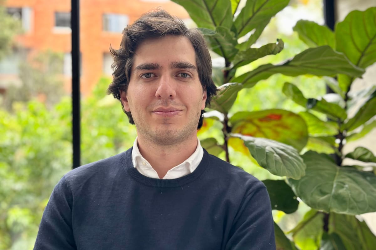Juan Ignacio Carranza estudió derecho en la Universidad de Buenos Aires (UBA), tiene una maestría en Políticas Públicas Internacionales por la University College London (UCL) y un MBA realizado en la Escuela de Gobierno de Harvard (Kennedy School); es analista de riesgo político de la consultora Aurora, con base en Nueva York