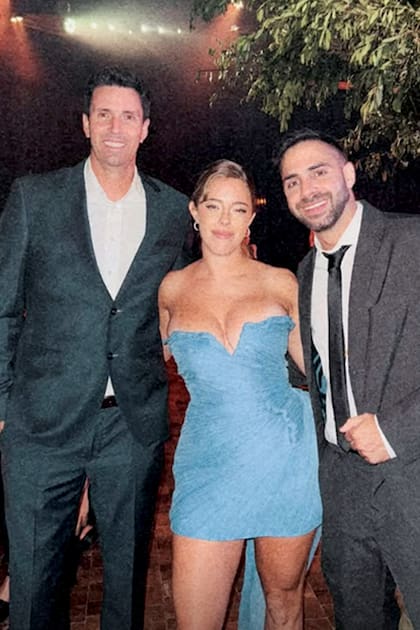Juan Ignacio Chela (flamante papá de Ayson y Milove) posó con Nati Jota y Grego Rossello