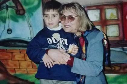 Juan Ignacio cuando era pequeño, junto a su abuela Marta, durante uno de sus cumpleaños. "Ella hacía de todo para que a su hijo y sus nietos no les faltara nada", contó el joven sobre su abuela fallecida en el accidente en Tucumán.
