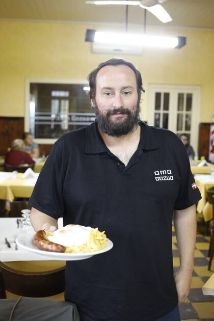 Favio Garri es uno de los nuevos propietarios del tradicional restaurante Vasco Ama Gozua que volvió a abrir sus puertas.