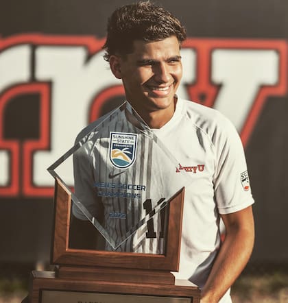 Juan Ignacio, figura y campeón con la Universidad de Barry