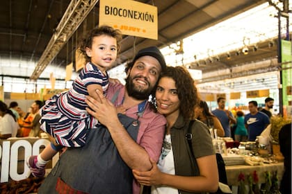 Juan Ignacio Gerardi junto a su mujer Verónica y su pequeña hija Maia, en la feria de Belgrano
