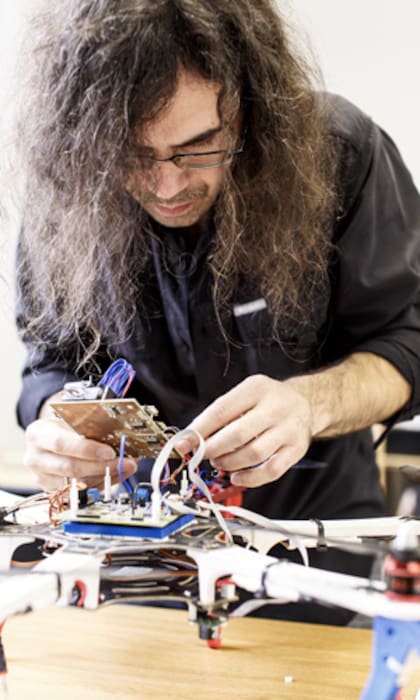 Juan Ignacio Giribet, investigador del Conicet, desarrolló el primer cerebro de dron made in Argentina.
