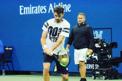 Juan Ignacio Londero y su PF, Roberto Maccione; el cordobés pudo empezar a entrenarse algunas semanas antes que el resto de los tenistas argentinos.