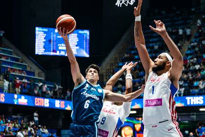 Juan Ignacio Marcos ejecuta una bandeja ante Goerge Conditt; Argentina derrotó a Puerto Rico y es semifinalista del campeonato americano de básquetbol.