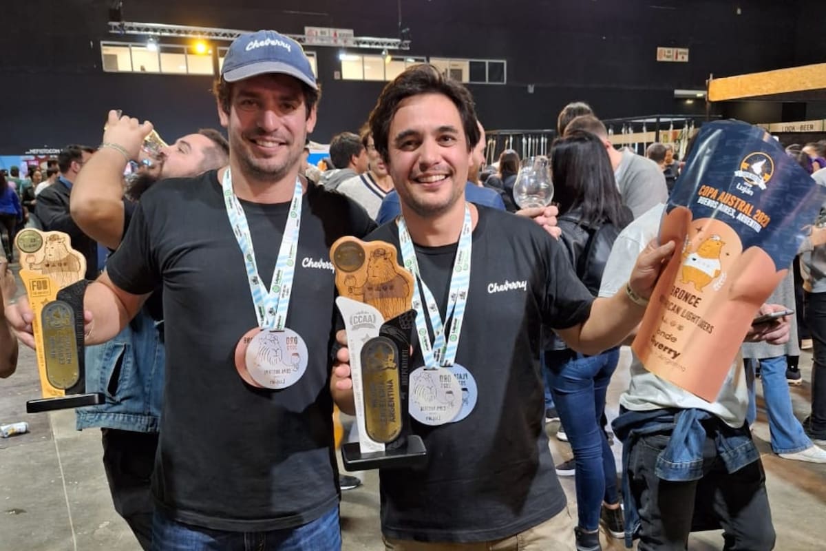 Juan Ignacio y Juan Federico Echeverry, los grandes ganadores de la Copa Austral de Luján 2023 (Foto: Cervezar)