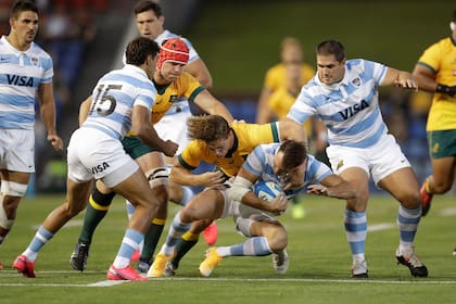 Juan Imhoff es tacleado por Michael Hooper durante el partido que juegan los Pumas contra los Wallabies en Newcastle, Australia.