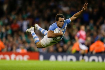 Juan Imhoff y su clásica palomita al try, luciendo la camiseta de sus sueños: la de los Pumas