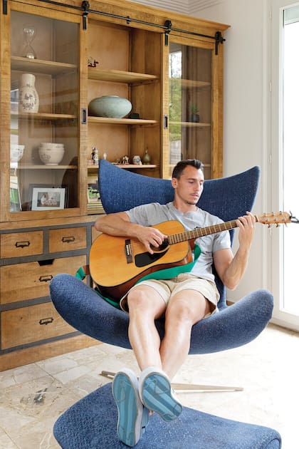 Juan Imhoff y un momento de distensión en su casa