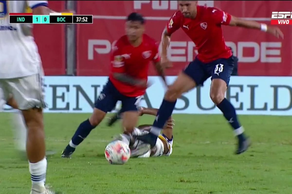 Juan Insaurralde le dio un pisotón mal intencionado a Sebastián Villa y no fue visto por el árbitro en una jugada que debió ser para expulsión