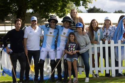 Juan Isla, Salvador Ulloa, Clara Casssino, Clara Ferraiuelo y Mónica Ulloa frente al Royal Box.