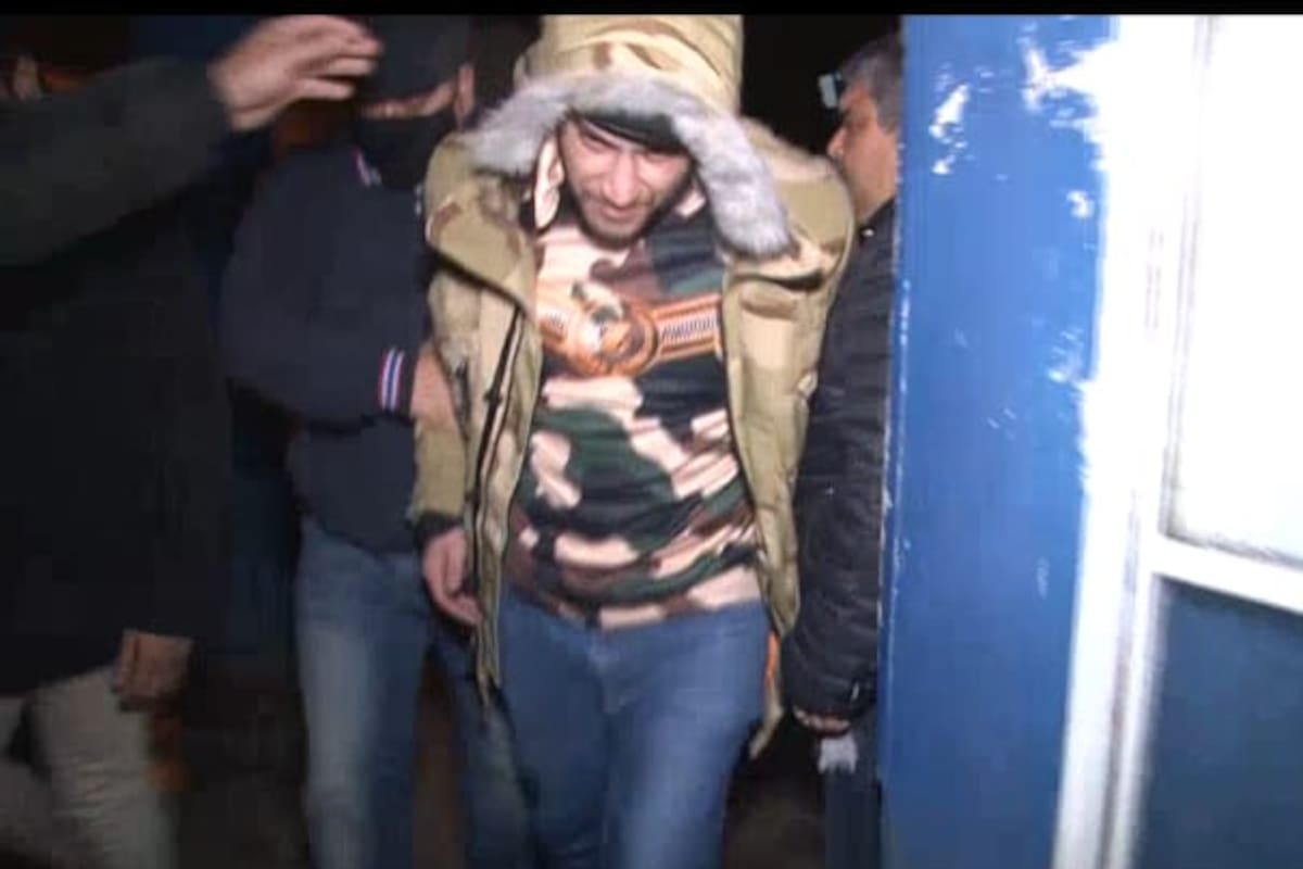 Juan Jesús Piero Pinna, ya detenido, trasladado por la policía en San Miguel de Tucumán