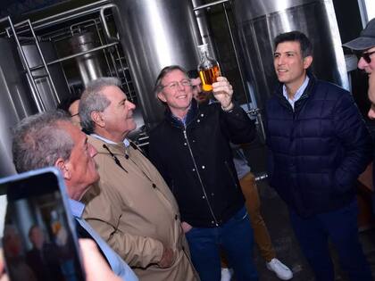 Juan José Bahillo, en el centro, con Sergio Busso y Marcos Blanda, ministro y secretario de Agricultura de Córdoba, respectivamente