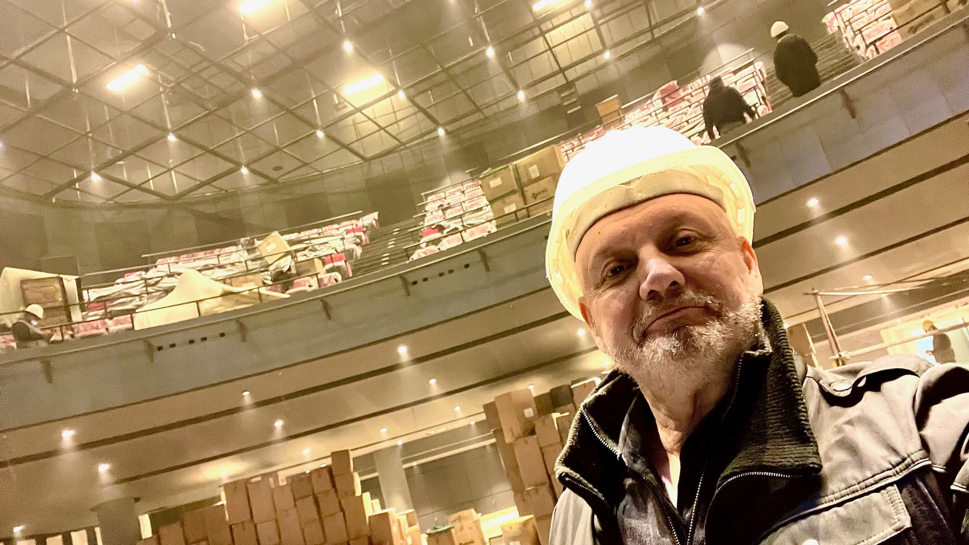 Jose Luis Campanella arribó el martes a Buenos Aires y apenas bajó del avión se fue al nuevo teatro Politeama, donde los operarios empezaron a instalar las 705 butacas de la nueva sala