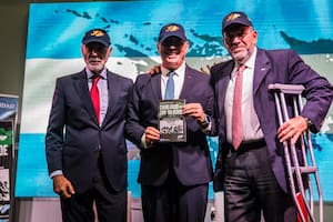 Ovación de pie para los veteranos de Malvinas en la presentación de “Charlando con un héroe”