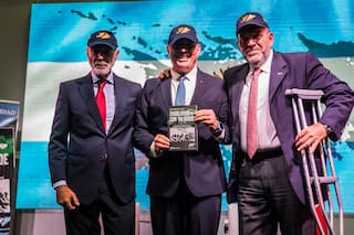 Ovación de pie para los veteranos de Malvinas en la presentación de “Charlando con un héroe”