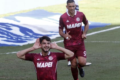 Juan José López festeja su gol; lo sigue Sand; entre los dos marcaron los tres goles de Lanús ante Aldosivi