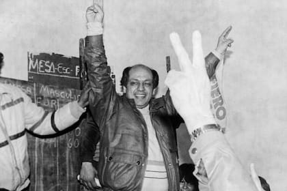 Juan José Mussi festeja su primer triunfo en Berazategui, el 6 de septiembre de 1987, con banderas de Cafiero de fondo