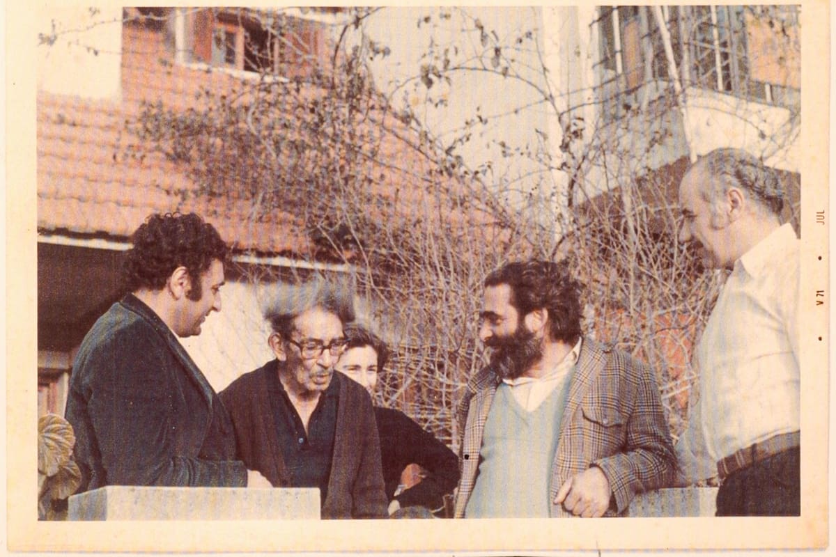 Juan José Saer, durante una visita a su admirado Juanele Ortiz (centro), en la casa paranaense del autor de En el aura del sauce