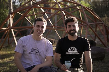 Juan José Sánchez y Juan Ignacio Olveira dejaron la facultad, se mudaron a aldeas de montaña y ahora fabrican domos para casas, turismo y festivales
