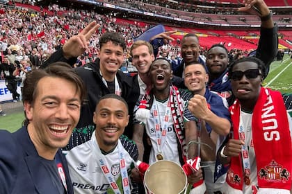 Juan José Sartori en los festejos de la vuelta de Sunderland a la Premier League