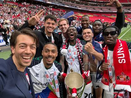 Juan José Sartori en los festejos de la vuelta de Sunderland a la Premier League