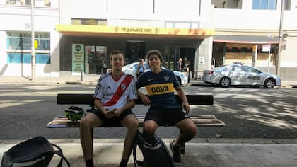 Juan junto a otro argentino en Sídney, con quien trabajó como delivery: la pasión por el fútbol la llevó a todos lados