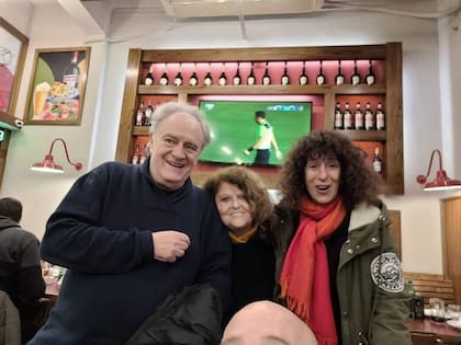 Juan junto a su esposa y su hermana Julia