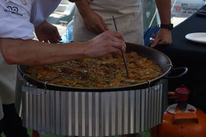 Juan Kittlein recomienda que una vez hecha la paella no debe tener mucho reposo en la paellera, ya que el arroz continúa su cocción y puede pasarse