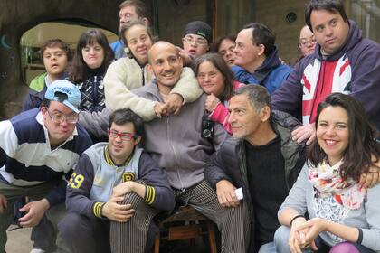 Juan Laso, Gustavo Garzón y sus actores del grupo Sin drama de Down