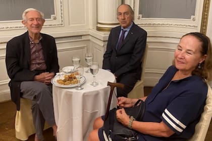 Juan Llach, Fernando Petrella y su esposa. “No fue un cumpleaños más. Son recuerdos vivos, porque es gente que no está en el archivo, es gente viva donde todos tienen un común denominador”, destacó Guadagni
