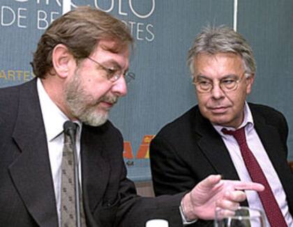 Juan Luis Cebrián, ex director del diario El País, junto a Felipe González