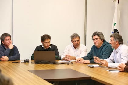 Juan M. Rossi (Fecofe), Axel Kicillof, Jorge Petetta (presidente de AFA), Javier Rodríguez (exsecretario de Coordinación Política y Emergencia Agropecuaria) y Omar Príncipe (expresidente FAA)