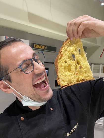 Juan Manuel Alfonso Rodríguez festeja con una tajada del panettone finalista.